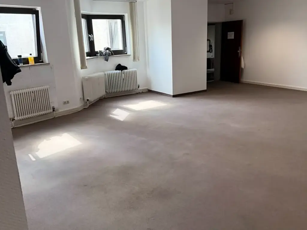 Büroraum mit frisch gereinigtem Teppichboden