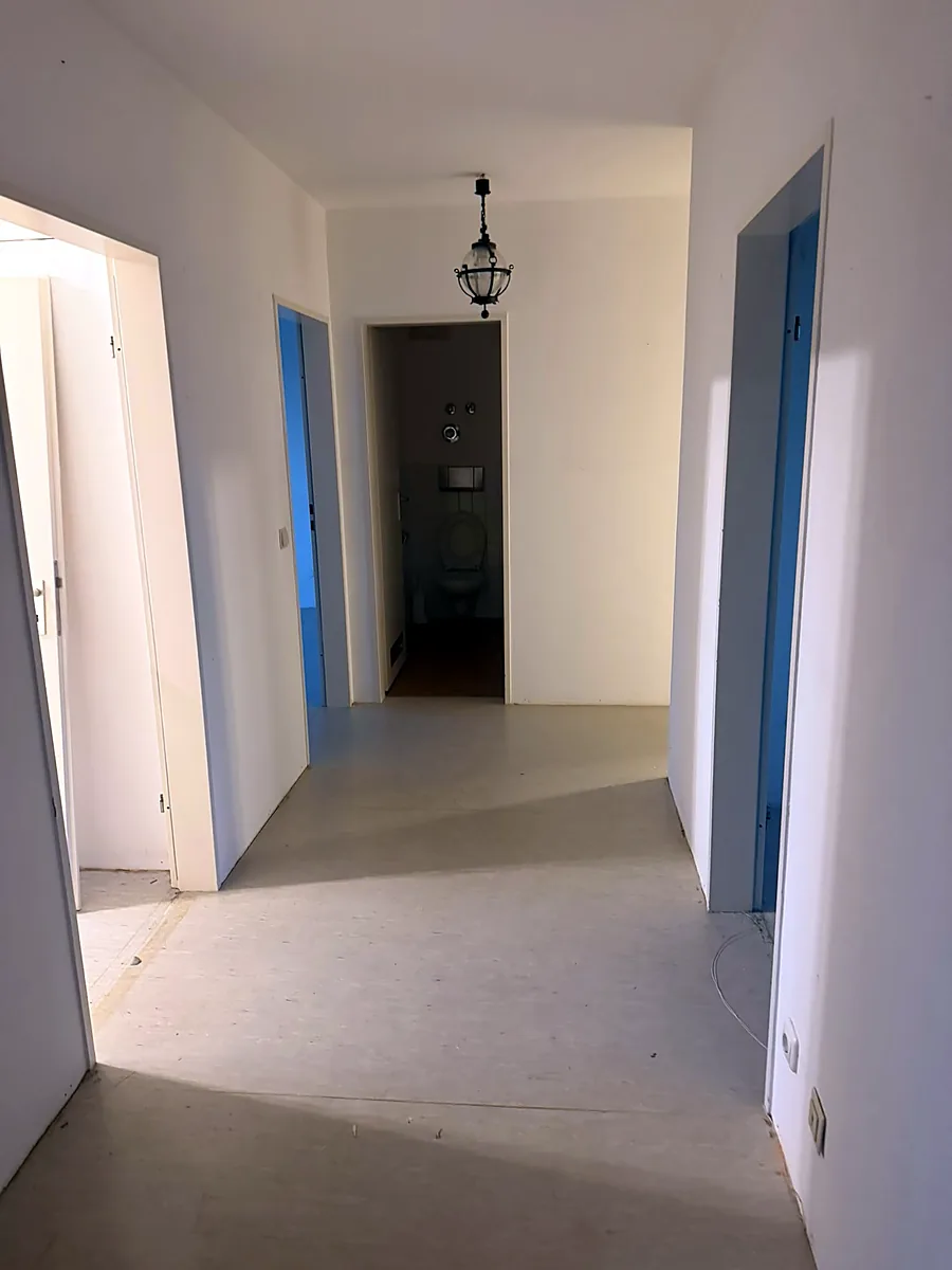 Flur nach der Entrümpelung, leer und besenrein