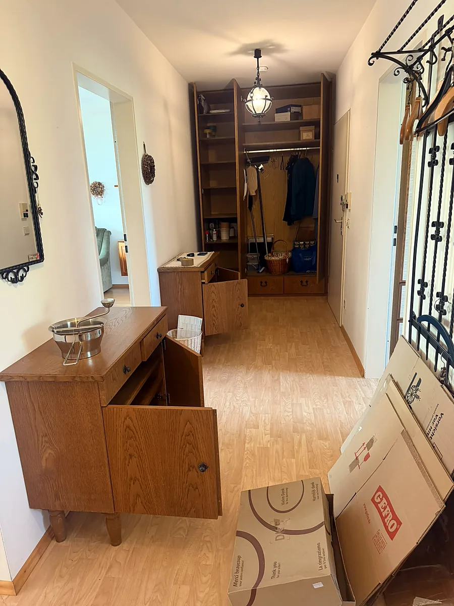 Flur vor der Entrümpelung mit Garderobe und Möbeln