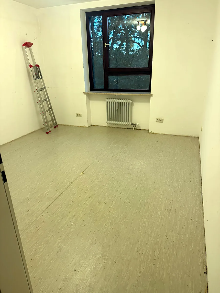 Schlafzimmer nach der Entrümpelung, leer und besenrein