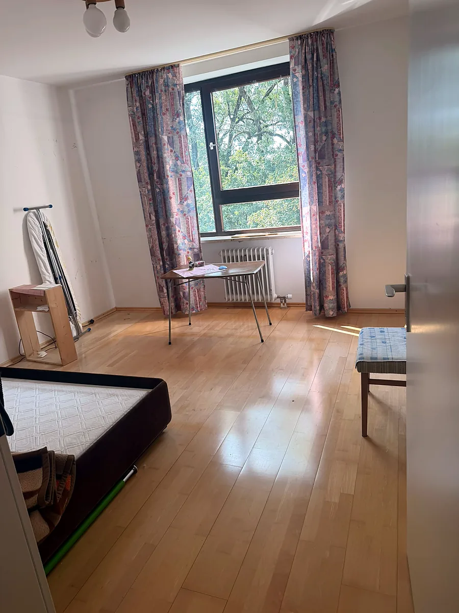 Schlafzimmer vor der Entrümpelung mit Bett und Möbeln