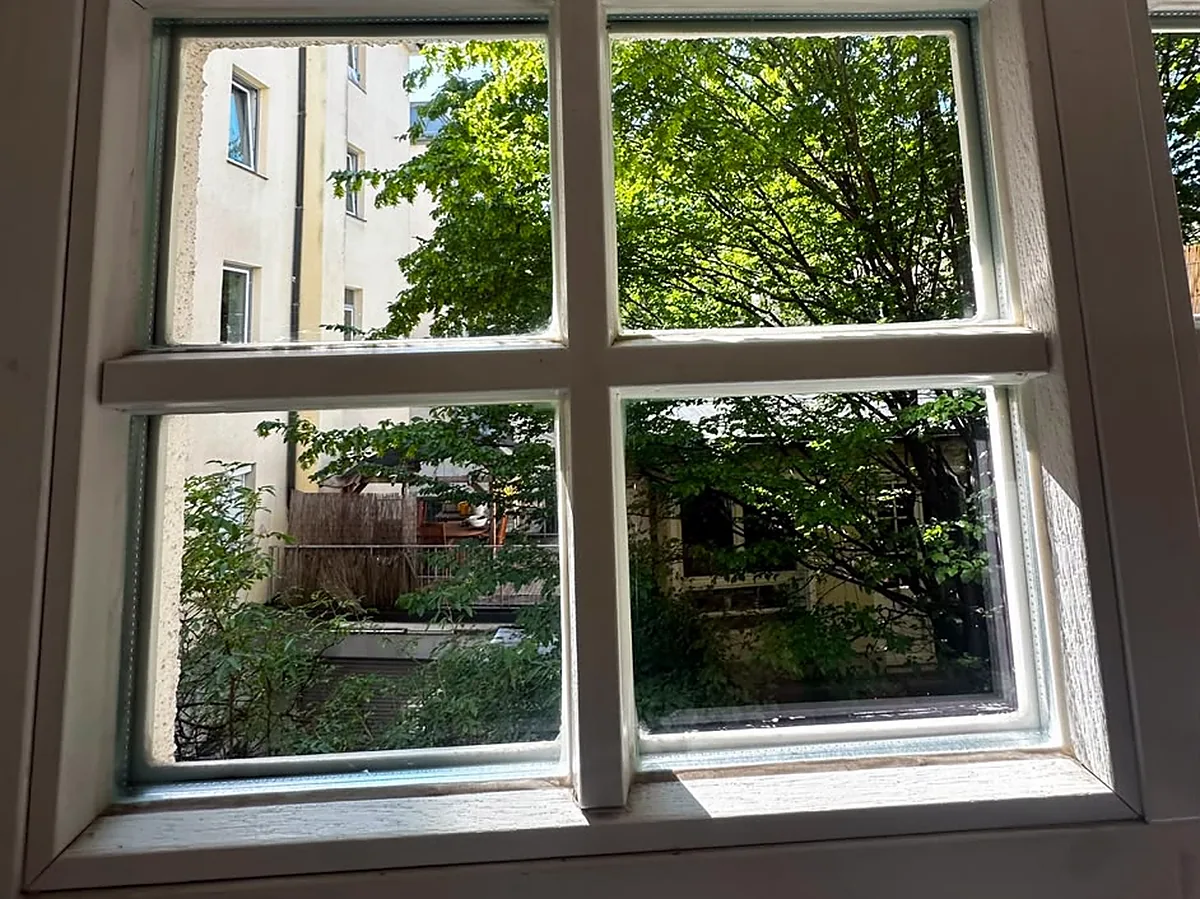 Streifenfrei gereinigtes Fenster nach der Fensterreinigung durch Dienstleistungsservice Weinzierl