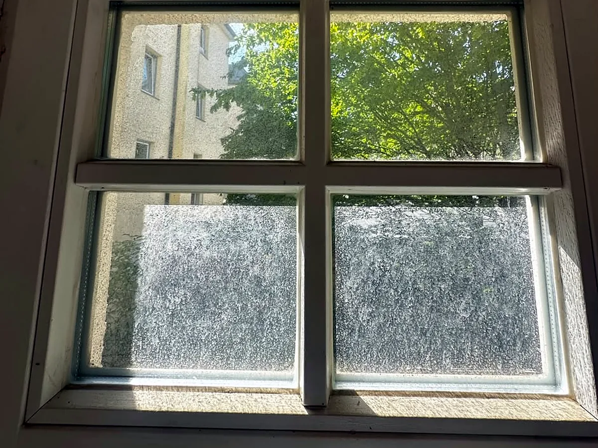 Verschmutztes Fenster vor der Fensterreinigung